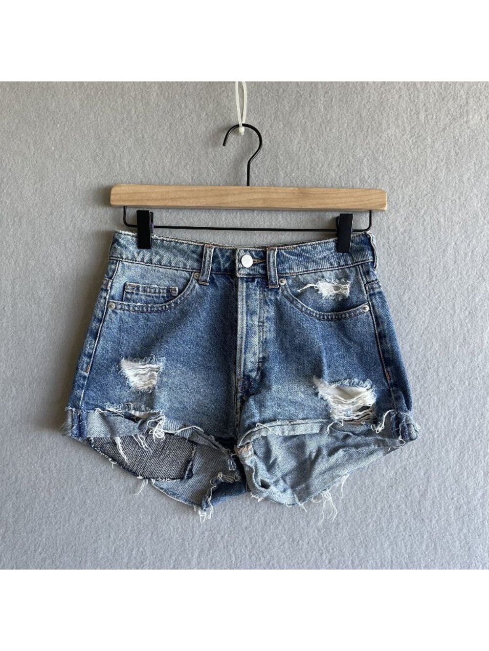 H&M Conscious Medium-Wash Distressed Denim Cutoff Shorts Frayed Raw Hems US 4
